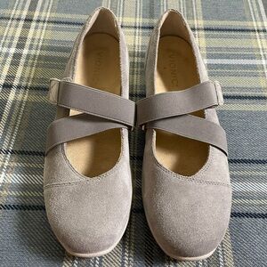 Vionic Gray Flats with Straps